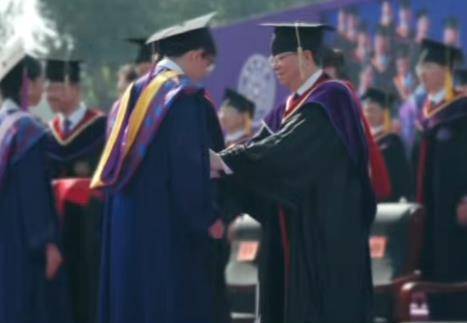 【教育关注】定格此刻！清华大学2026年本科生毕业典礼现场，校领导为优秀毕业生代表颁授荣誉毕业徽章，希望同学们铭记母校荣誉，永葆赤诚初心，勇担时代使命，谱写精彩的人生华章！